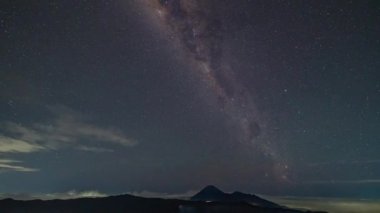 Samanyolu 'nun zaman aşımı Endonezya' daki Bromo Dağı 'nın üzerinde dönüyor.