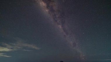 Samanyolu 'nun zaman aşımı Endonezya' daki Bromo Dağı 'nın üzerinde dönüyor.