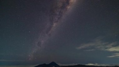 Samanyolu 'nun zaman aşımı Endonezya' daki Bromo Dağı 'nın üzerinde dönüyor.
