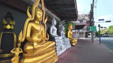 Yürüyüş yolu boyunca dükkanın önünde birçok büyük ve küçük Buda heykelleri sergilenmektedir. Satılık ve sipariş edilecek güzel Buda heykelleri.