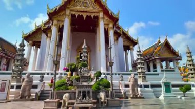Mavi gökyüzündeki Wat Po Tapınağı 'nın ana kilisesi. Wat Po Tapınağı 'ndaki kilisenin üzerinde mavi gökyüzünde beyaz bulutlar. Wat Pho, Wat Phra Kaew ile birlikte antik bir tapınaktır ve yan yana inşa edilmiştir..