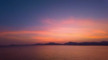 Romantik rengarenk günbatımı arkaplanı bulutlarla kaplı..