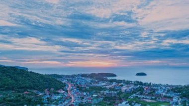 Birçok bina, tatil köyü ve otelin bulunduğu Kata plajı üzerindeki hava hiper manzaralı günbatımı manzarası.
