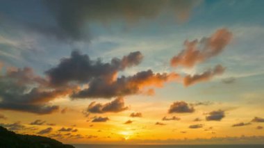  Okyanus üzerinde inanılmaz günbatımı gökyüzünün hava hiper kayması