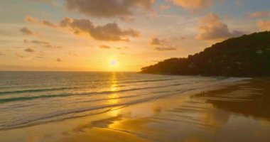 Okyanusun üzerindeki gün batımında altın gökyüzü ve Tayland, Phuket 'teki Karon plajı. 