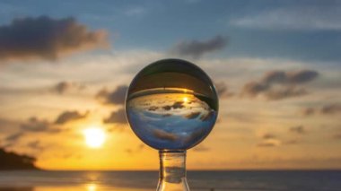 Kristal kürenin içinde inanılmaz günbatımı manzarası 