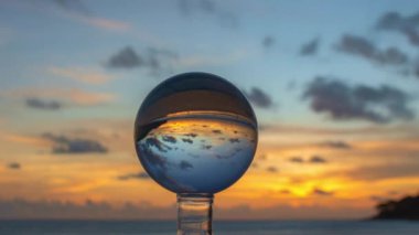 Kristal kürenin içinde inanılmaz bir gün doğumu görüntüsü 