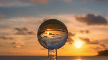 Kristal kürenin içinde inanılmaz günbatımı manzarası 