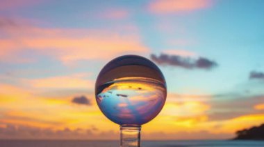 Kristal kürenin içinde inanılmaz günbatımı manzarası 