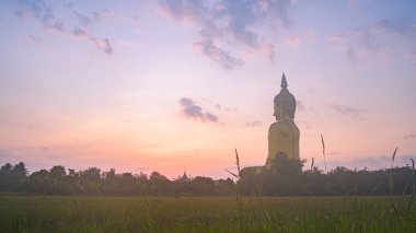 Altın Büyük Buda 'da gün doğumunda inanılmaz bir gökyüzü Tayland' da popüler bir simgedir. Dünyanın en büyük Buda 'sında güzel bir gün doğumu. Gökyüzünde bulutlu, romantik gökyüzü günbatımı sahnesi.