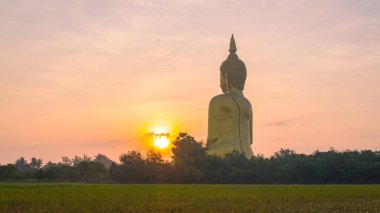 Altın Büyük Buda 'da gün doğumunda inanılmaz bir gökyüzü Tayland' da popüler bir simgedir. Dünyanın en büyük Buda 'sında güzel bir gün doğumu. Gökyüzünde bulutlu, romantik gökyüzü günbatımı sahnesi.