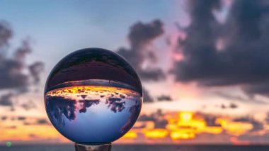 Güneş kristal kürelerin içine düştüğünde deniz manzarasının zaman atlaması. Renkli gökyüzünde değişen fantezi bir tatlı bulut hayal edin. Gradyan renk. Gökyüzü dokusu, soyut doğa arkaplanı.