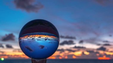 Güneş kristal kürelerin içine düştüğünde deniz manzarasının zaman atlaması. Renkli gökyüzünde değişen fantezi bir tatlı bulut hayal edin. Gradyan renk. Gökyüzü dokusu, soyut doğa arkaplanı.