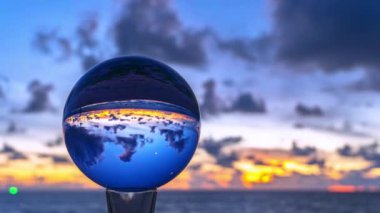 Güneş kristal kürelerin içine düştüğünde deniz manzarasının zaman atlaması. Renkli gökyüzünde değişen fantezi bir tatlı bulut hayal edin. Gradyan renk. Gökyüzü dokusu, soyut doğa arkaplanı.