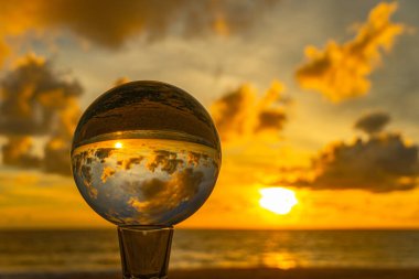 Güneş kristal kürelere düştüğünde güzel bir deniz manzarası.