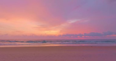 Hava manzaralı tatlı bulutlar renkli günbatımında. Renkli bir ışık okyanusun üzerindeki bulutlara doğru ilerliyor. Renkli romantik gökyüzünün günbatımı arkaplanı.