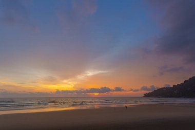 Renkli günbatımında güzel gökyüzü manzarası