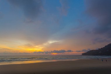 Renkli günbatımında güzel gökyüzü manzarası