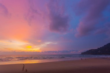 Renkli günbatımında güzel gökyüzü manzarası