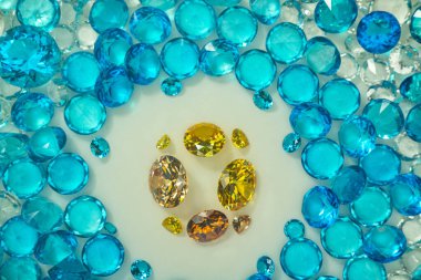 Mavi elmasların arasına yerleştirilmiş bir grup sarı elmas. Elmaslar pahalı mücevherler kadar değerlidir.