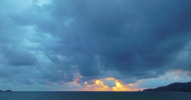 Patong sahilinin üzerinde gün batımında gökyüzü bulutu bulutu bulutu. Deniz manzarasının güzel doğal görüntüsü. Doğanın yüksek kalitede görüntüleri. Eşsiz yaratıcı seyahat ve doğa fikri videoları 4K klipleri..