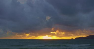 Patong Sahili 'ndeki hava manzaralı altın gün batımı, Phuket eskiden dünyanın en iyi turizm beldelerinden biriydi. Bulutlar Patong plajı üzerinde hareket ediyor. Phuket Tayland ve 4K çözünürlüklü görüntüler..