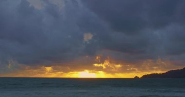 Patong Sahili 'ndeki hava manzaralı altın gün batımı, Phuket eskiden dünyanın en iyi turizm beldelerinden biriydi. Bulutlar Patong plajı üzerinde hareket ediyor. Phuket Tayland ve 4K çözünürlüklü görüntüler..