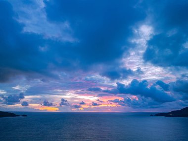 Patong plajının yukarısında, hava manzaralı bulutlu pembe gökyüzü.