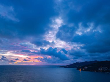 Patong plajının yukarısında, hava manzaralı bulutlu pembe gökyüzü.