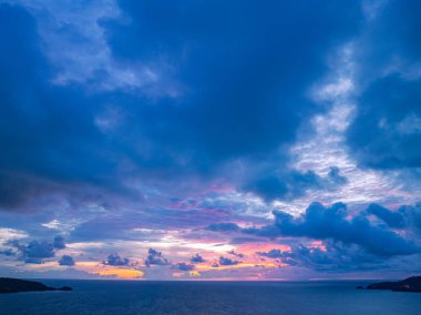 Koyu mavi günbatımında açık pembe bulut. Alışılmadık ve güzel deniz manzarası.