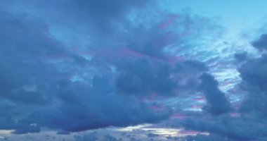 Patong sahilinin üzerinde gün batımında gökyüzü bulutu bulutu bulutu. Deniz manzarasının güzel doğal görüntüsü. Doğanın yüksek kalitede görüntüleri. Eşsiz yaratıcı seyahat ve doğa fikri videoları 4K klipleri..