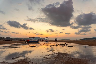 Rawai Sahili Phuket 'te gün doğumunda tatlı gökyüzü bulutları. Okyanusun üstündeki buluta doğru renkli bir ışık. Renkli romantik gökyüzü günbatımı sahnesi. Tatlı gökyüzü denizin arkasını kaplıyor