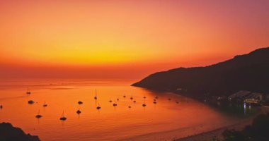 Nai Harn plajı Phuket 'te gün batımında hava manzarası güzel bulutlu. Renkli romantik gökyüzü günbatımı sahnesi. Tatlı gökyüzü deniz arkasını kaplıyor. Nai Harn sahilindeki marinada bir sürü yat var.