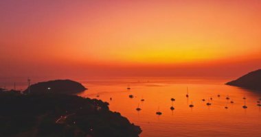 Nai Harn plajı Phuket 'te gün batımında hava manzarası güzel bulutlu. Renkli romantik gökyüzü günbatımı sahnesi. Tatlı gökyüzü deniz arkasını kaplıyor. Nai Harn sahilindeki marinada bir sürü yat var.