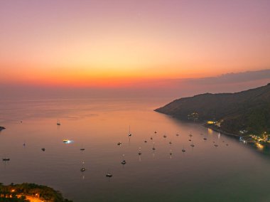 Naiharn plajı üzerinde dramatik gökyüzü olan deniz manzaralı güzel renkli gün batımı Phuket