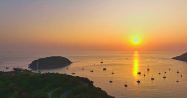 Nai Harn plajı Phuket 'te gün batımında hava manzarası güzel bulutlu. Renkli romantik gökyüzü günbatımı sahnesi. Tatlı gökyüzü deniz arkasını kaplıyor. Nai Harn sahilindeki marinada bir sürü yat var.