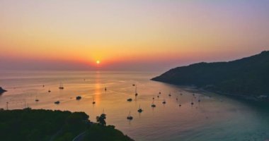 Nai Harn plajı Phuket 'te gün batımında hava manzarası güzel bulutlu. Renkli romantik gökyüzü günbatımı sahnesi. Tatlı gökyüzü deniz arkasını kaplıyor. Nai Harn sahilindeki marinada bir sürü yat var.