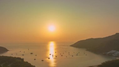 Nai Harn plajı Phuket 'in üzerinde havadan hiper ışık saçan güneş ışığı. Panorama manzaralı turistik yerler Promthep Cape, Man Island, Yanui plajı, yel değirmenleri ve Nai Harn Sahili.
