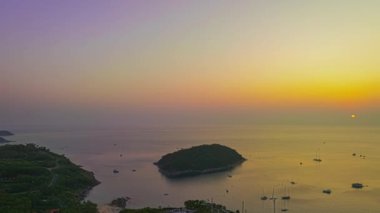 Nai Harn plajı üzerindeki alacakaranlıkta havadan hiper bakış açısı inanılmaz romantik gökyüzünün PhuketScene romantik günbatımı arkaplanı. Tatlı gökyüzü deniz arkasını kaplıyor. Nai Harn sahilindeki marinada bir sürü yat var.