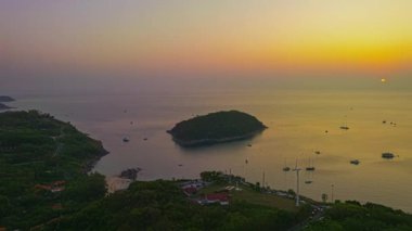 Nai Harn plajı Phuket 'in üzerinde havadan hiper ışık saçan güneş ışığı. Panorama manzaralı turistik yerler Promthep Cape, Man Island, Yanui plajı, yel değirmenleri ve Nai Harn Sahili.