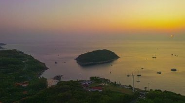 Nai Harn plajı Phuket 'in üzerinde havadan hiper ışık saçan güneş ışığı. Panorama manzaralı turistik yerler Promthep Cape, Man Island, Yanui plajı, yel değirmenleri ve Nai Harn Sahili.