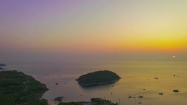 Nai Harn plajı Phuket 'in üzerinde havadan hiper ışık saçan güneş ışığı. Panorama manzaralı turistik yerler Promthep Cape, Man Island, Yanui plajı, yel değirmenleri ve Nai Harn Sahili.