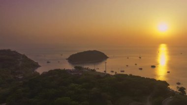 Nai Harn plajı Phuket 'in üzerinde havadan hiper ışık saçan güneş ışığı. Panorama manzaralı turistik yerler Promthep Cape, Man Island, Yanui plajı, yel değirmenleri ve Nai Harn Sahili.