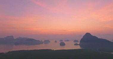 Phang Nga 'daki Samet Nang Chee' de hava manzaralı gün doğumu. Güneşin doğuşu için güzel bir arka plan. Güneşin ışığı adalarda parlıyor. Tatlı gökyüzü.