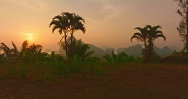 Phang Nga 'daki Samet Nang Chee' de hava manzaralı gün doğumu. Güneşin doğuşu için güzel bir arka plan. Güneşin ışığı adalarda parlıyor. Tatlı gökyüzü.