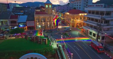 Phuket, Tayland, Haziran 27,2024: Rengarenk Phuket gururu 2024 'ün kutlamalarıyla dolu dramatik bir gün. Phuket Town.clock kulesinde gökkuşağı renkleri dekore edildi.