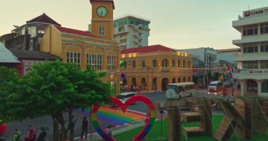 Phuket, Tayland, Haziran 27,2024: Phuket şehrinin simgesi. Çince ve Portekizce birleştirilmiş klasik binalar var. Aşk Phuket gururu 2024 'ün yaratılışı