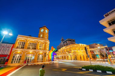Phuket, Tayland, Haziran 27,2024: Rengarenk bir kutlama ile dolu dramatik bir gün Phuket gururu 2024. Gökkuşağı renkleri Phuket Town.clock kulesi noktasında. Gökkuşağı renkleri
