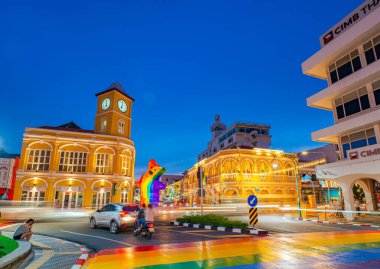 Phuket, Tayland, Haziran 27,2024: Phuket şehrinin simgesi. Çince ve Portekizce birleştirilmiş klasik binalar var. Aşk Phuket gururu 202 'nin yaratılışı