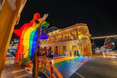 Phuket, Tayland, Haziran 27,2024: Phuket şehrinin simgesi. Çince ve Portekizce birleştirilmiş klasik binalar var. Aşk Phuket gururu 202 'nin yaratılışı